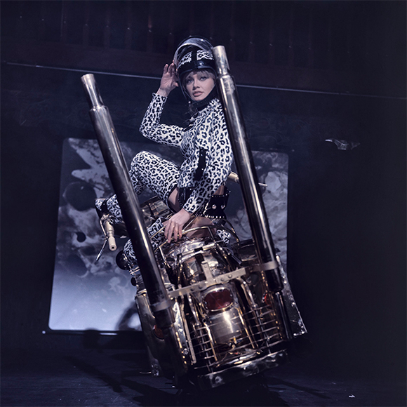 Marisa Mell in ihrer Rolle als Nachtclub-Tänzerin in „Nackt über Leichen” (1969, Regie: Lucio Fulci). Foto: Angelo Frontoni © Museo Nazionale del Cinema / CSC-Cineteca Nazionale